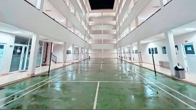 Atrium terang di dalam kampus AL-WILDAN