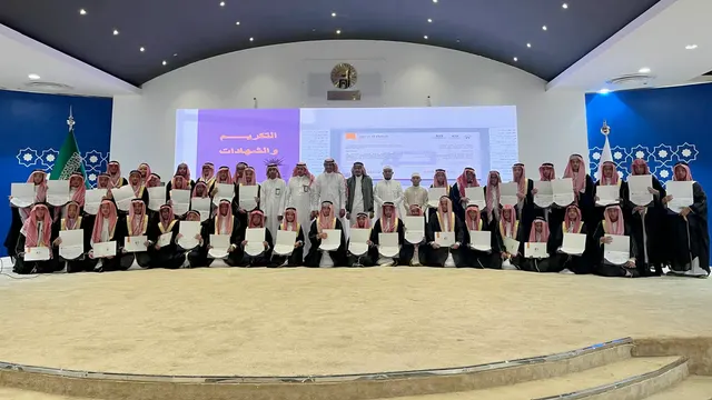 Siswa dalam upacara penyerahan sertifikat