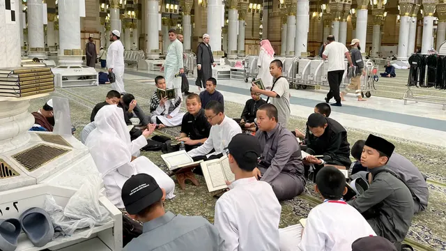 Siswa membaca Al-Qur'an di masjid