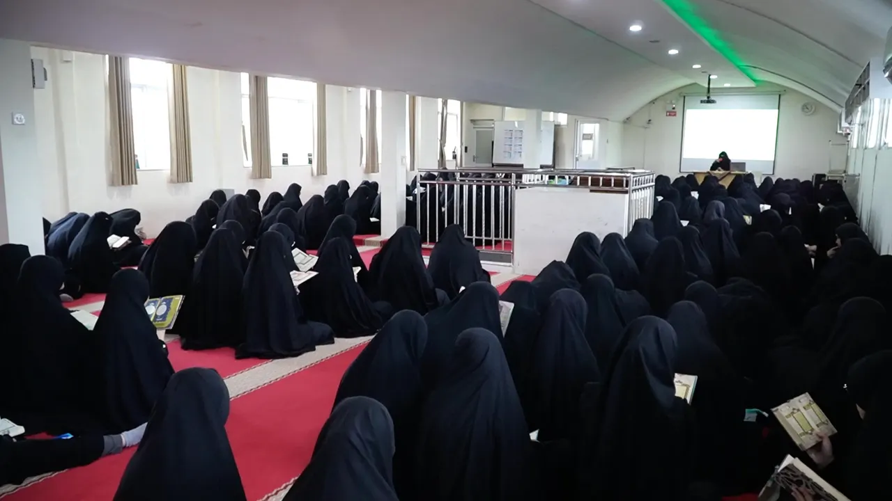 Siswa belajar bersama di aula salat