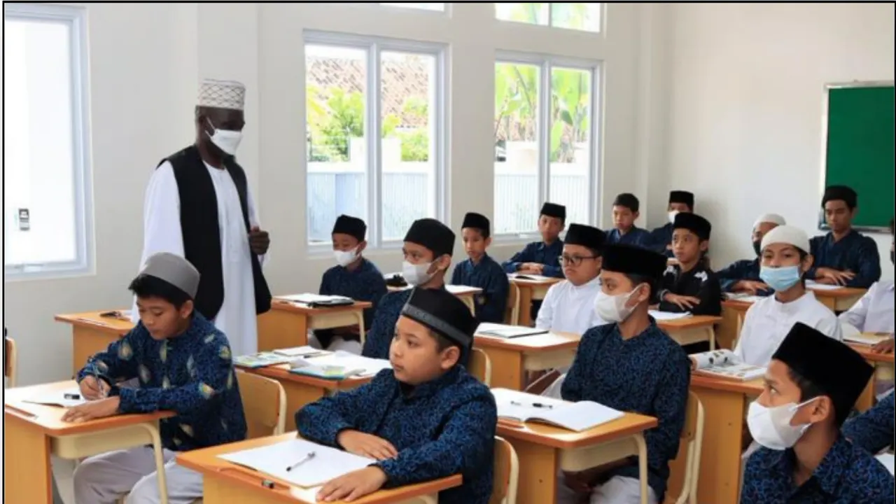 Guru membimbing kelas kurikulum pesantren
