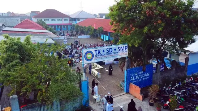 Siswa dan keluarga dalam acara kampus