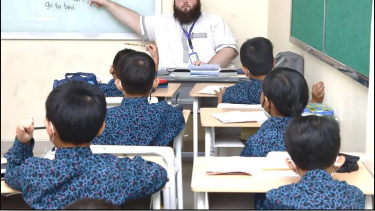 Pelajaran bahasa Inggris bersama guru penutur asli