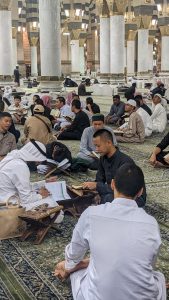 التعلم اليومي مع المشايخ في الدورة الخارجية في المسجد النبوي #7