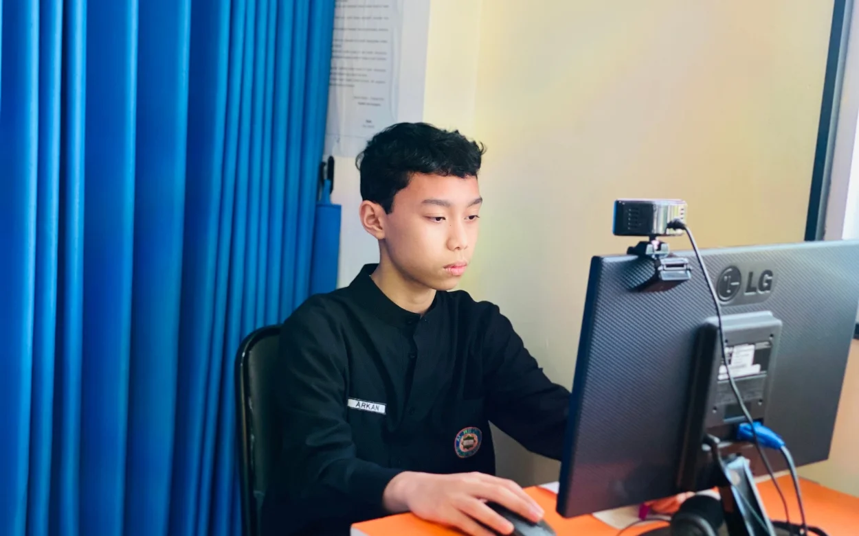 !تهانينا لأركان دانيسايمان! طالب الولدان يتأهل لنهائيات أولمبياد العلوم الوطني