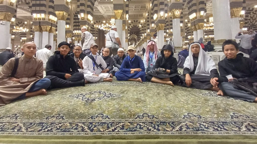 Shalat Berjamaah di Masjid Nabi