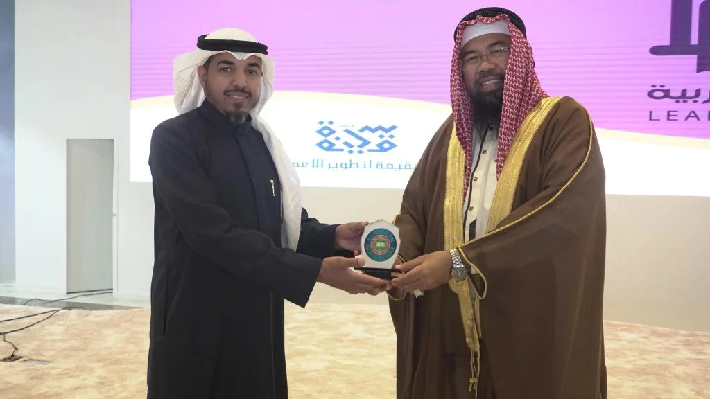 Penyerahan Simbolis Untuk Angkatan Pertama Lulusan Program Luar Negeri